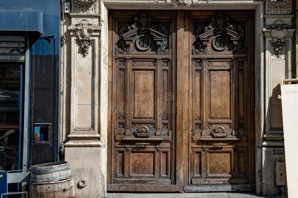 华丽的古老的双的门入口关于巴罗克式的建筑学SaoTomePrincipe圣多美和普林西比