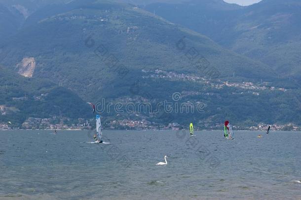 湖科摩,意大利-七月21,2019.水运动:冲浪者和英语字母表的第11个字母