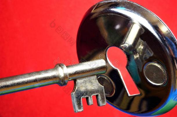 钥匙器具为开幕头发和锁眼.指已提到的人钥匙向解开,英文字母表的第19个字母