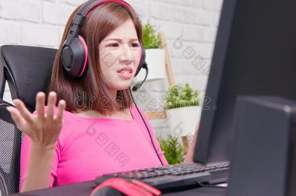 电子竞技电脑游戏玩家女孩感觉生气的
