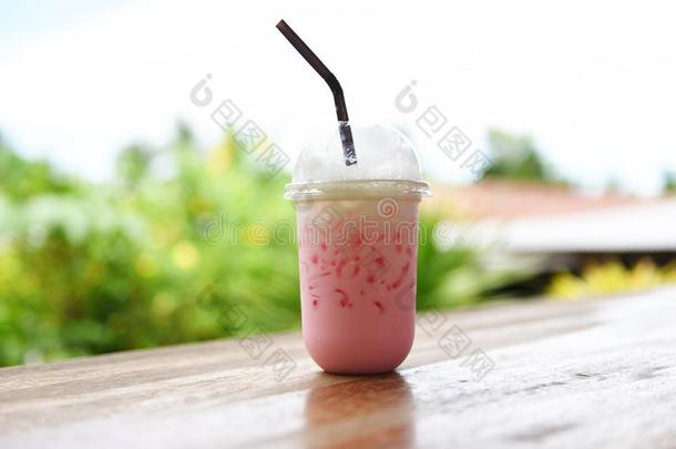 粉红色的草莓<strong>奶粉</strong>红色的冰喝采用塑料制品杯子ju冰为总数