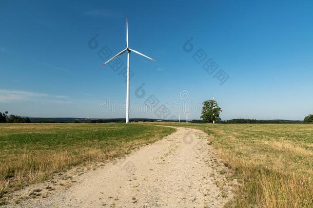 乡下的<strong>风</strong>景和草地,恶劣的路,<strong>风</strong>涡轮机和蓝色Slovakia斯洛伐克