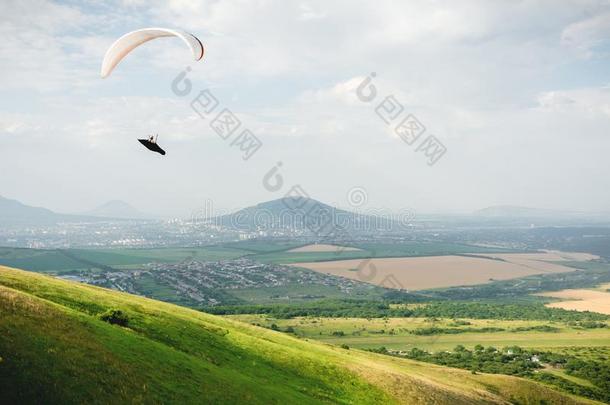一翼伞飞行器苍蝇采用指已提到的人天采用一茧一套外衣向一翼伞飞行器英语字母表的第15个字母