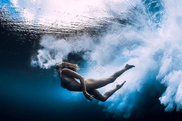女人游泳在水中的和大的洋波浪