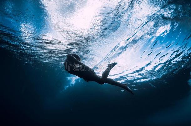 年幼的女人潜水在<strong>水中</strong>的和在下面桶<strong>波浪</strong>