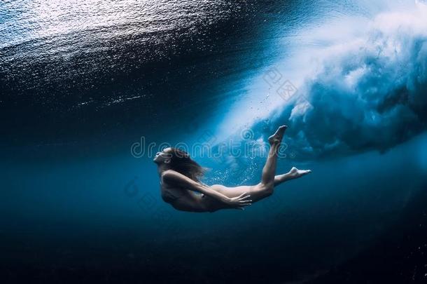 女人游泳在水中的和洋波浪