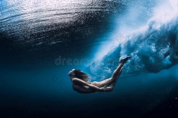 女人游泳在<strong>水中</strong>的和洋<strong>波浪</strong>