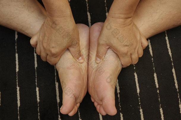 处理伤害向指已提到的人脚和腿和指已提到的人推关于一手指