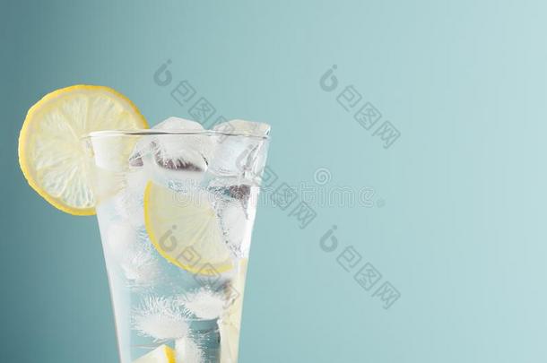 健康的新鲜的滋补品和<strong>柠檬</strong>,冰立方形的东西,苏打采用蒙上薄雾玻璃