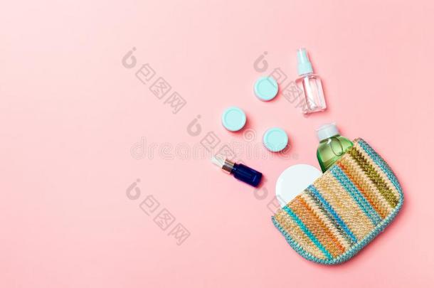 女人化妆品袋和放置关于美好产品和身体护理乳霜