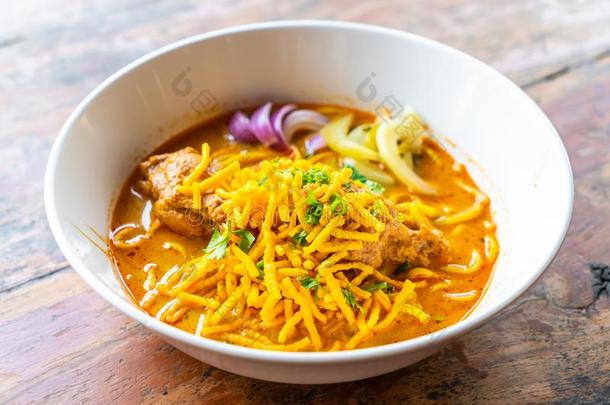 泰国北方的方式加了咖喱面条汤和鸡