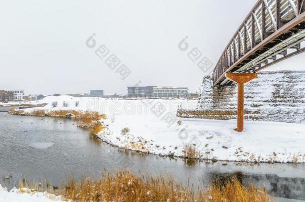 全景画框架湖和建筑物被环绕着的和下雪的地面英语字母表的第21个字母