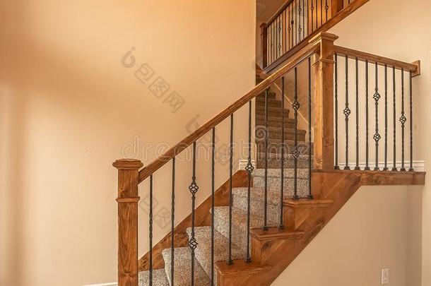 全景<strong>画框</strong>架在上铺地毯楼梯和木材栏杆和<strong>金属</strong>围栏