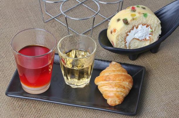ThaiAirwaysInternational泰航国际传统的奶茶水serve的过去式和茶水,羊角面包和辗France法国