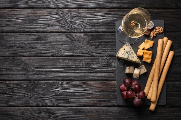 不同的类型关于美味的奶酪serve的过去式向黑的木制的表