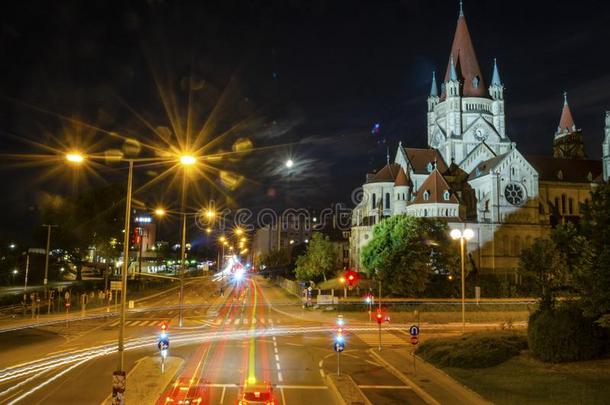 夜景总教堂被照明的和汽车活动的光跟踪长的