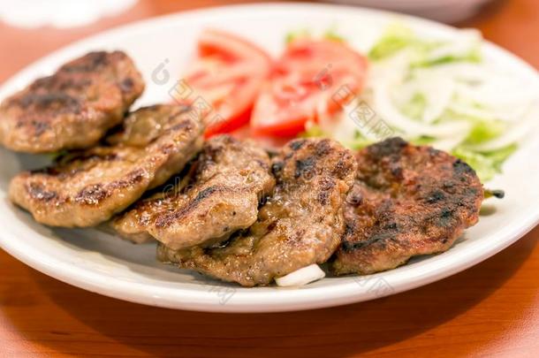 传统的土耳其的食物肉丸科特或肉丸-烤腌羊肉串