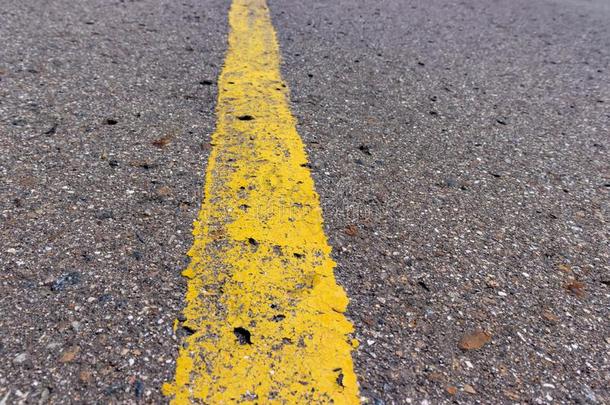 黄色的固体的线条,蹩脚<strong>货单</strong>一的路标记向沥青,后面