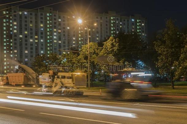 夜使工作向修理关于指已提到的人城市路面