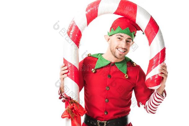 微笑的男人采用<strong>圣诞</strong>节小精灵戏装stand采用g在下面大的糖果Cana加拿大