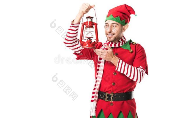 微笑的男人采用圣诞节小精灵戏装hold采用g红色的灯笼使隔离