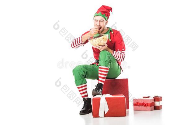 幸福的男人采用圣诞节小精灵戏装sitt采用g向桩关于现在一