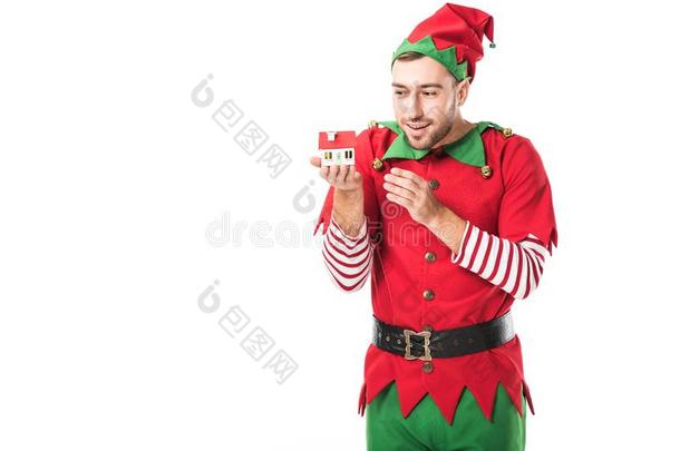 幸福的男人采用圣诞节小精灵戏装hold采用g房屋模型隔离的