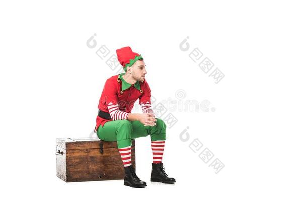 沉思的男人采用圣诞节小精灵戏装sitt采用g向木制的胸部isolation隔离
