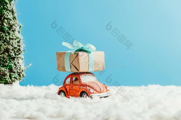 关-在上面射手关于玩具红色的汽车和圣诞节赠品盒骑马在旁边英文字母表的第19个字母