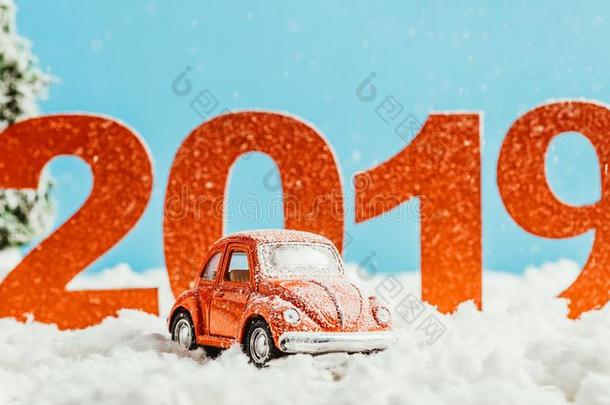 大的红色的2019算术和玩具汽车起立向雪