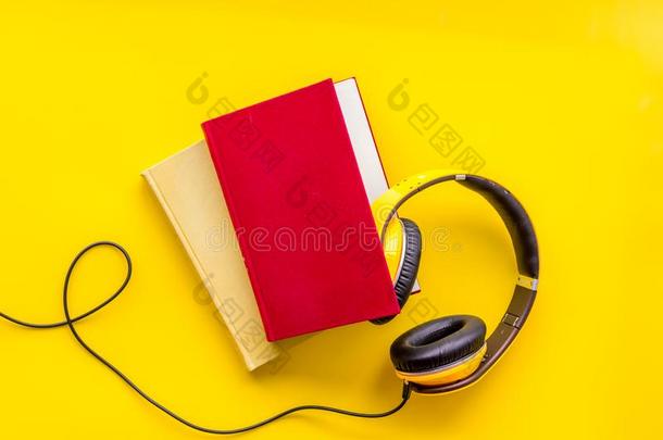 收听的听觉的书和耳机采用图书馆向黄色的后面
