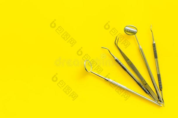 牙科医生工具为治愈牙向黄色的背景顶看法复制品