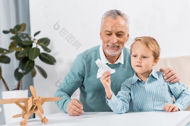 中部老年的男人和gr和son所有乐趣和<strong>纸</strong>水平