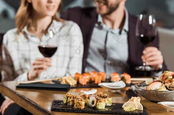 部分的看法关于对吃寿司和喝饮料葡萄酒在期间homeaudio/videointeroperability家用音频/视频交互操作