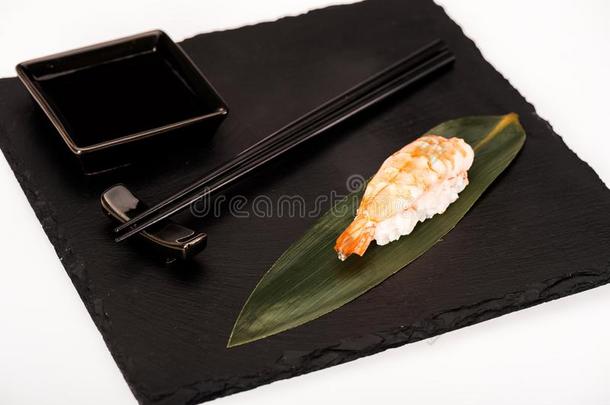 生鱼片寿司寿司和虾serve的过去式和筷子和大豆调味汁