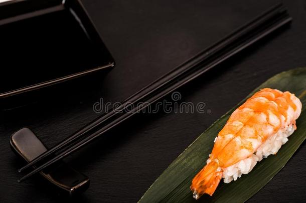 关在上面关于生鱼片寿司寿司和虾serve的过去式和筷子和