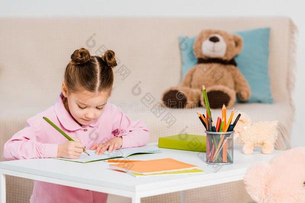 值得崇拜的聚焦的小孩<strong>文字</strong>和铅笔和学习