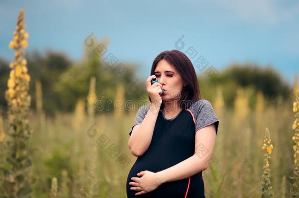 怀孕的女人和气喘吸入器所有一危机