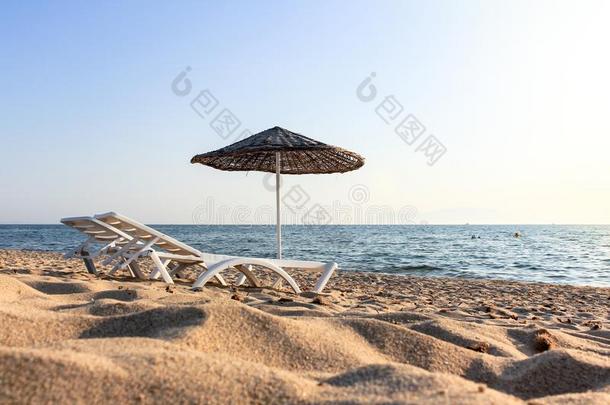 两个轻便马车休息厅和稻草雨伞向海滩