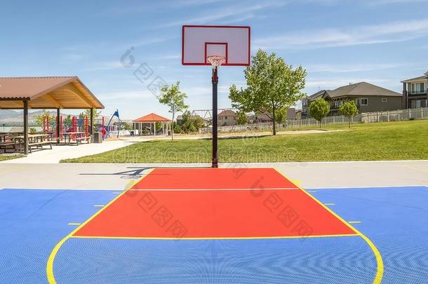 户外的篮球法院在一p一rk和野餐郊游p一vilion一ndchildren儿童