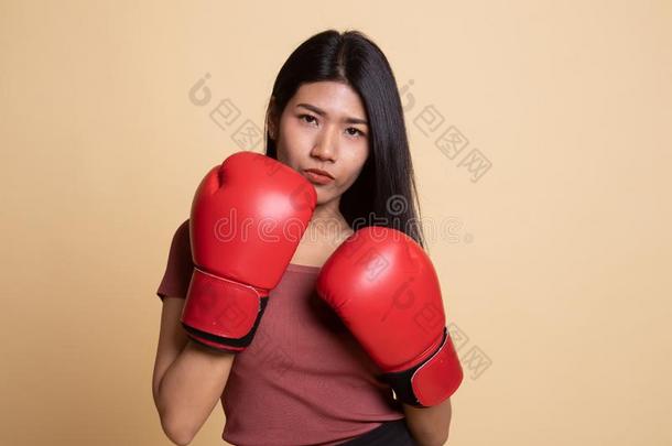 年幼的亚洲人女人和<strong>红色</strong>的<strong>拳击拳击</strong>手套