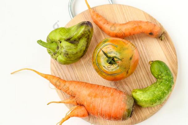 num.五难看的蔬菜:胡萝卜,黄瓜,胡椒和番茄向令马停住的声音