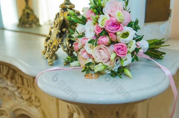 美丽的微妙的婚礼花束关于白色的和粉红色的玫瑰和wickets三柱门