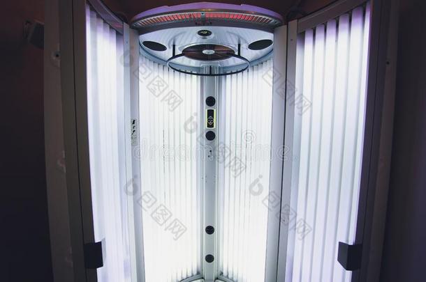 垂直的制革法涡轮日光浴室光机器和灼热的蓝色