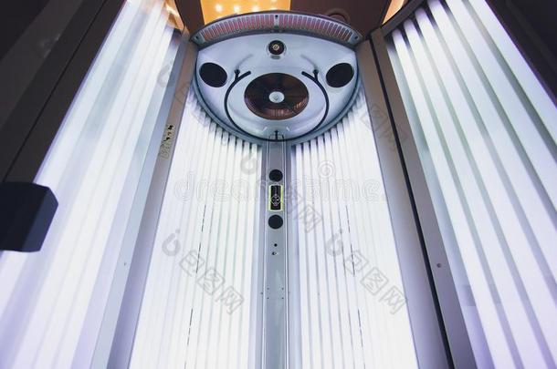 垂直的制革法涡轮日光浴室光机器和灼热的蓝色