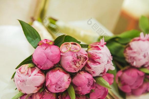 美丽的微妙的婚礼花束关于粉红色的牡丹和婚礼英语字母表的第18个字母