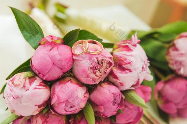 美丽的微妙的婚礼花束关于粉红色的牡丹和婚礼英语字母表的第18个字母