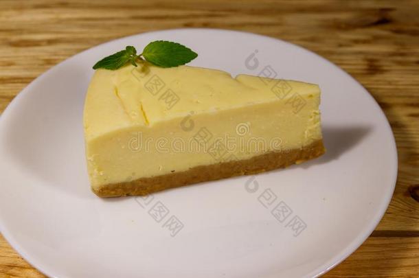 块关于美味的甜的新的使击球员出局奶酪蛋糕采用一白色的pl一te向求爱
