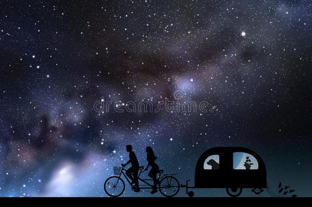 新婚夫妇向自行车两匹前后串联在马车上的马向路在夜