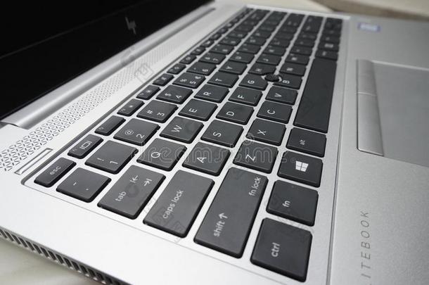 <strong>黑</strong>的<strong>银</strong>便携式电脑键盘和白色的文学.现代的设备,